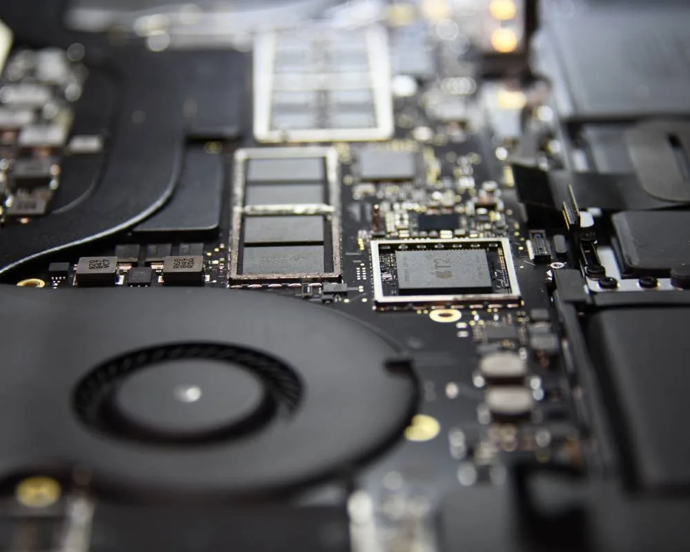 Macbook Pro 13 M1 ekrano keitimas